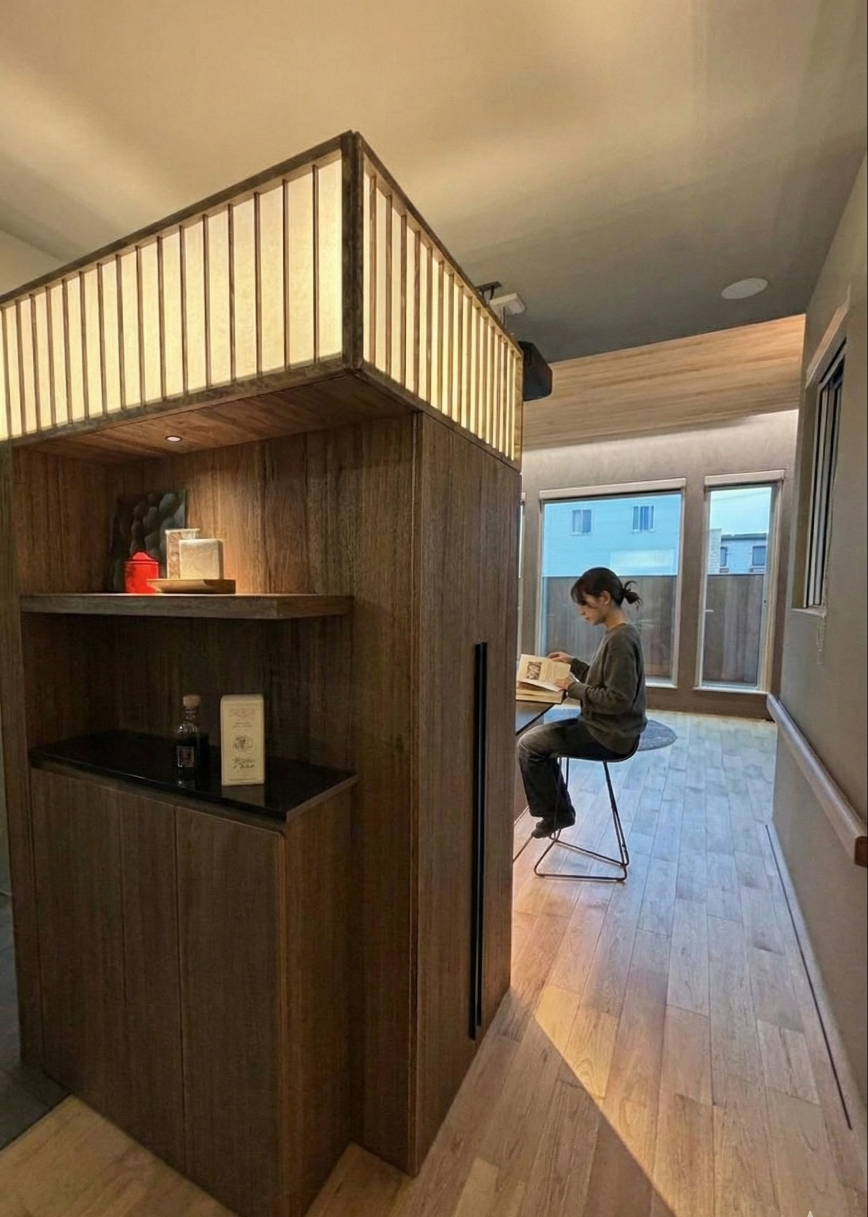 玄関を開けた瞬間の驚き。生活感を美しく隠す、多機能「行灯タワー」の正体