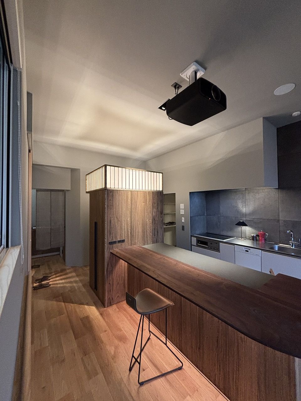 玄関を開けた瞬間の「灯り」。生活感を美しく隠す、多機能「行灯タワー」の正体