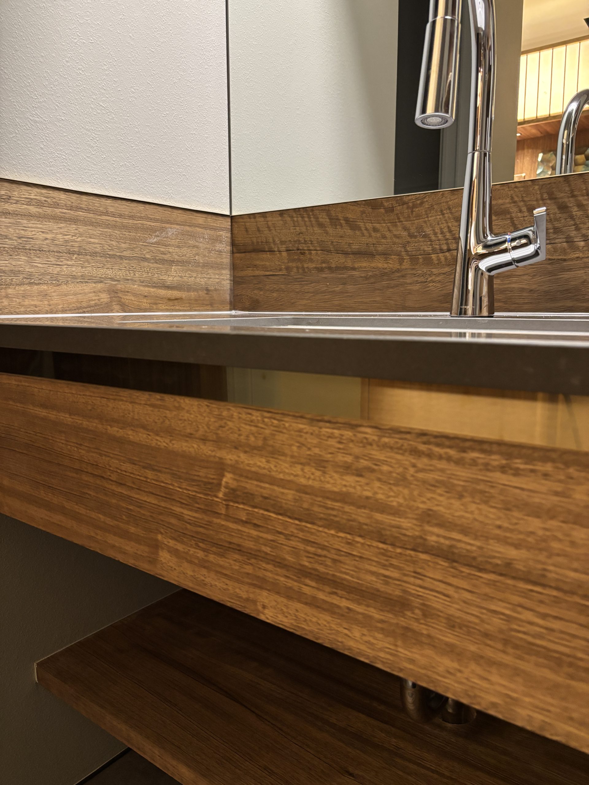 素材の境界線に宿るもの ――「見切り」という美学